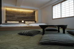 お部屋の雰囲気にあった家具などが贅沢に配置されております。ごゆっくりと思い思いの時間をお過ごしください。