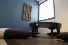 お部屋の雰囲気にあった家具などが贅沢に配置されております。ごゆっくりと思い思いの時間をお過ごしください。