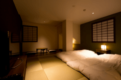 和の要素を散りばめつつ、遊び心を効かせた客室となっております。ほどよい和のぬくもりを感じられる空間となっております。