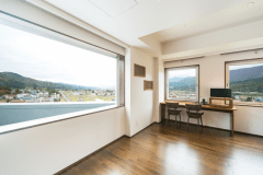 最上階ゆえに南魚沼市の風景を一望できます。春には桜、夏は新緑、秋は紅葉、冬には雪景色など季節によりそれぞれお楽しみいただけます。