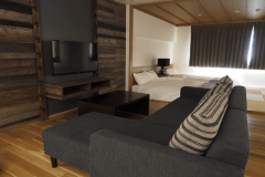 越後古材を活かした洋の要素を伴うモダンリビング。お部屋の雰囲気にあった家具などが贅沢に配置されております。