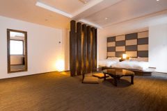 越後古材を活かした洋空間。落ち着いた雰囲気のある客室となっております。