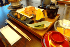 （ご朝食）ご朝食は炊き立ての南魚沼産コシヒカリを堪能いただけるメニューにて提供いたします。朝からバランスの取れた食事で活力をつけていただけます。※写真はイメージとなっております。