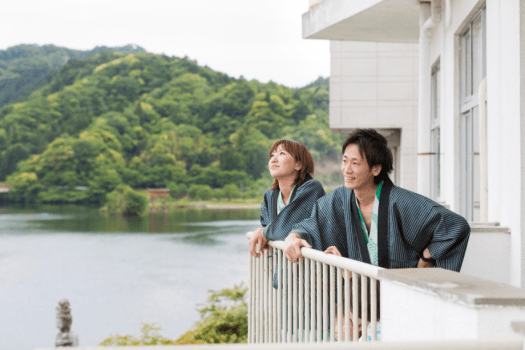 ベランダからは亀山湖が一望できる非常に眺めのいいお部屋です