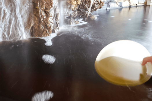 ・温泉からは硫黄臭が漂います。