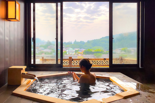 ・亀の甲羅をモチーフにした六角形の浴槽『亀楽のゆ』