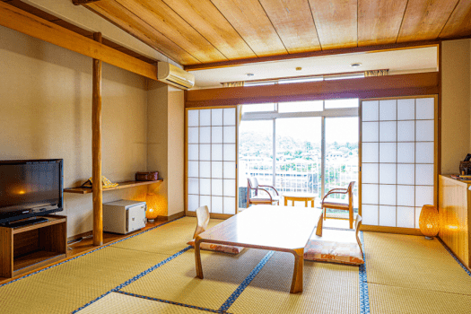 ・【206レイクビュー和室】ベランダからは亀山湖や自然をご眺望いただけます