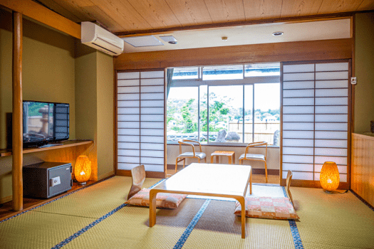 ・【203和室】窓の外には日本庭園が広がります