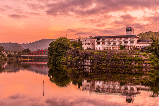 ・茜色に染まる亀山湖と美しい夕空