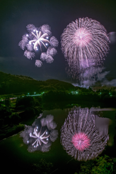 風がなければ湖面に映る花火も愉しめます