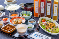 ・【朝食一例】地元食材にこだわった朝食をご用意しております