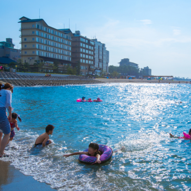 当館から海水浴場までは徒歩１０秒！水着でそのまま海へ出られます♪
