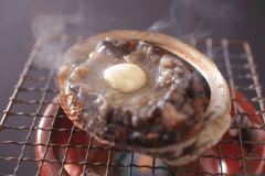 調理直前まで生け簀で生かしたアワビは目の前で踊り焼きに！
画像はイメージです。