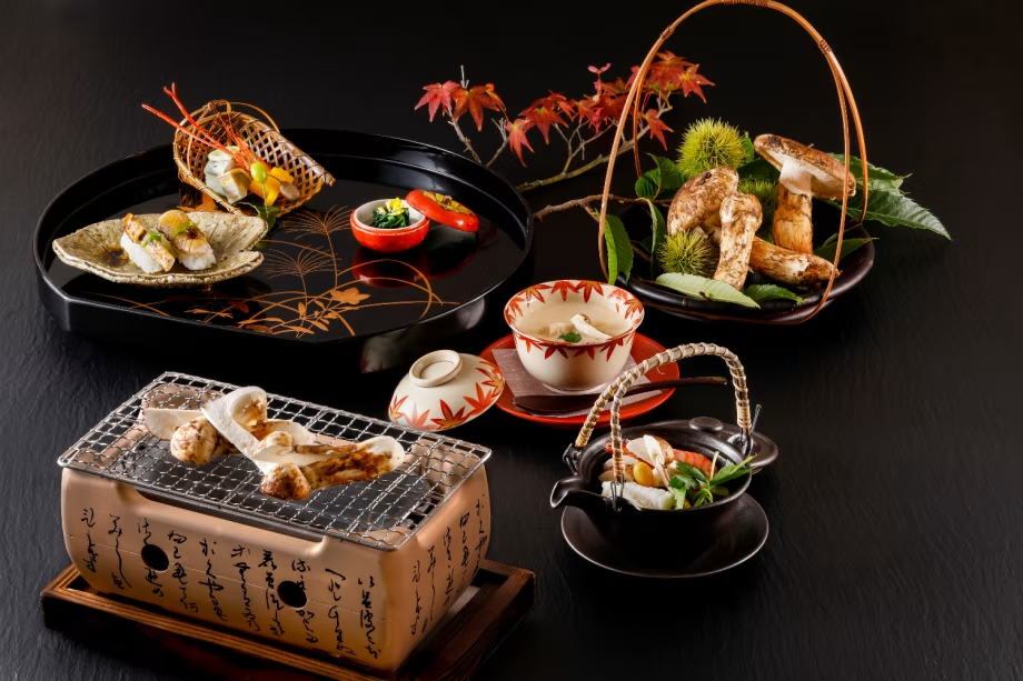 《松茸土瓶蒸し・但馬牛と雲丹、松茸のすき鍋・松茸炭火焼き》松茸至福会席