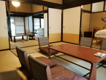 少々わかりにくいですが、こちらの4部屋がお使いいただけます。