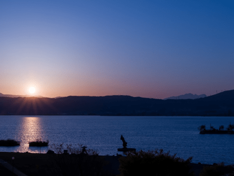 壮大な諏訪湖の美しい夕景