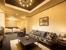 205【AYA-綾】ダークウッドとベージュのコントラストのレトロな空間