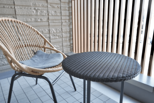 榻榻米雙人床房，有陽台，面對居住區。您可以在房間內放鬆並享用咖啡。