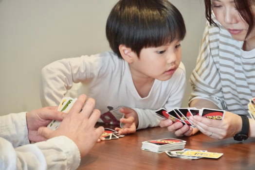ラウンジに、ボードゲームやカードゲームをご用意しております。