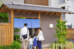 青い暖簾が目印です。