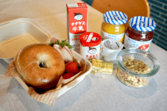 広島の坂町にあるベーグルとおかしのお店「禅ぱん」さんのベーグルをご用意しております。材料は国産小麦、自家製酵母、てんさい糖、自然塩と水のみ！“噛めば噛むほど美味しい”身体に優しいベーグル。アヲハタのジャムやバター、クリームチーズとも相性抜群です♩レタスやハムを挟んでも美味しいですよ。