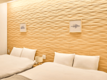 【バルコニー付きツインルーム】客室の壁には温かみのある木掘りが施されています