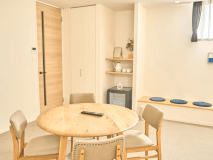 【NAGIツインスイートルーム】大きめのダイニングテーブル