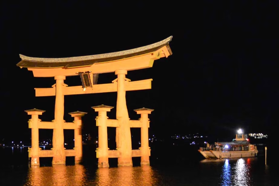 【宮島参拝遊覧船プラン】夜の厳島神社・大鳥居を間近に眺めるナイトクルーズ！＜朝食付＞