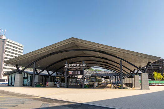 宮島口駅まで徒歩５分圏内。広島市内・岩国方面への移動も便利です