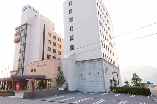 ［無料駐車場］チェックイン日の15時からチェックアウト日の正午まで無料でご利用いただけます。チェックアウト日正午以降も1,000円／日で駐車いただけますので、宮島観光へも駐車場に車を停めたままお出かけ可能です。（※シーズンにより近隣の駐車場をご案内させていただく場合がございます。）