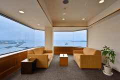 【パノラマビュースイート】大きな窓から見渡せる瀬戸の眺望は絶景。