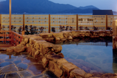 ［公式HPご予約特典］べにまんさくの湯／岩風呂