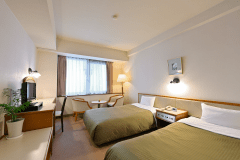 【本館山側禁煙ツインルーム】20㎡にシングルベッド２台を備えたお部屋です。