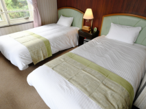 【ツイン】きれいに清掃された客室で素敵なお時間をお過ごしください。