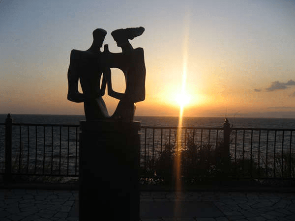 夕日の名所「旅人岬」（当館の目の前）