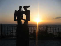 夕日の名所「旅人岬」（当館の目の前）