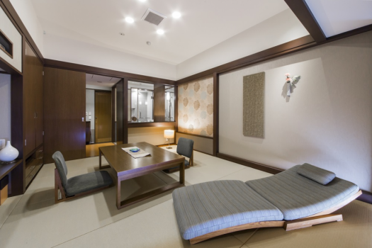 お部屋は303号室又は305号室です。バスタブはありません。シャワーブースのみです。こちらの写真は「305号室」です。