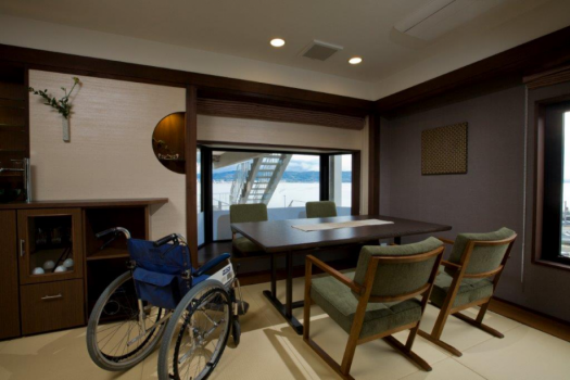 お部屋にイステーブルのご用意がありますが、窓から非常階段が見えます。ご了承ください。