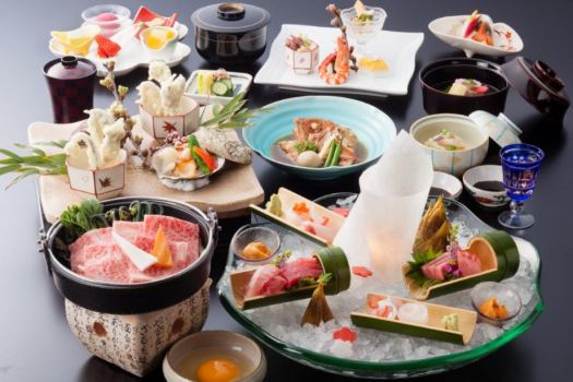 季節の会席料理：写真は春のイメージです。仕入れ状況により内容が異なります。造里と焼き物は2名盛り