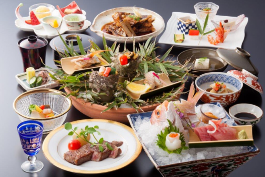 季節の会席料理：写真は夏のイメージです。仕入れ状況により内容が異なります。焼物は2名盛り
