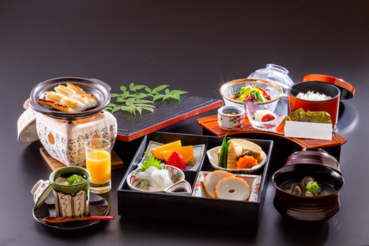 ご朝食は宍道湖産しじみ汁をご用意しております。魚は仕入れ状況により異なります。