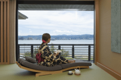 お部屋は303号室又は305号室です。お部屋の窓は開きません。こちらの写真は「303号室」です。