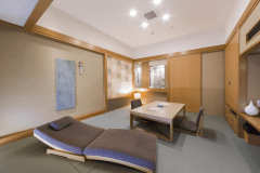 お部屋は303号室又は305号室です。バスタブはありません。シャワーブースのみです。こちらの写真は「303号室」です。