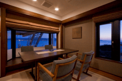 ※窓から非常階段と隣接する駐車場が見える位置にございます。