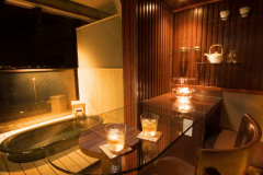 お部屋は雲の5号室又は雲の7号室です。ご入浴の際はブラインドを下げてご利用下さい。こちらの写真は「雲の7号室」です。