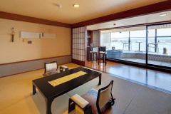 お部屋は雲の1号室又は雲の2号室です。ご入浴の際はブラインドを下げてご利用下さい。こちらの写真は「雲の2号室」浴槽は信楽焼です。