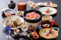 季節の会席料理：写真は春のイメージです。仕入れ状況により内容が異なります。