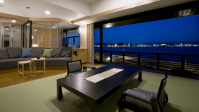 お部屋は306号室又は307号室です。お部屋の窓は開きません。こちらの写真は「306号室」です。