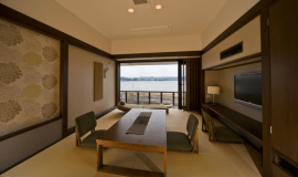 お部屋は303号室又は305号室です。お部屋の窓は開きません。こちらの写真は「305号室」です。