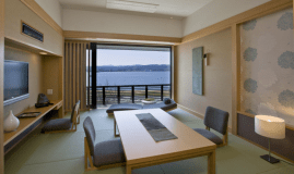 お部屋は303号室又は305号室です。お部屋の窓は開きません。こちらの写真は「303号室」です。